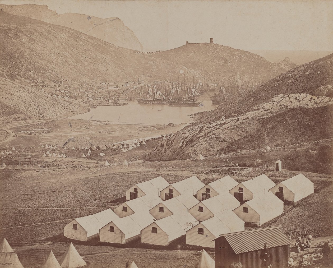 Campo con Capanna e Porto di Balaclava in Distanza da James Robertson