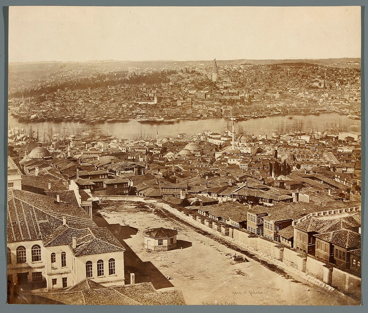 «Pera e Galata» [Istanbul. Panorama della città - veduta dei quartieri di Pera e Galata] da James Robertson