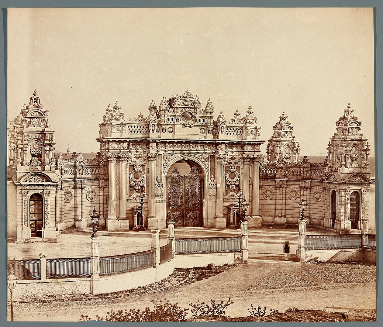 Istanbul. Palazzo Dolmabahçe - porta da James Robertson