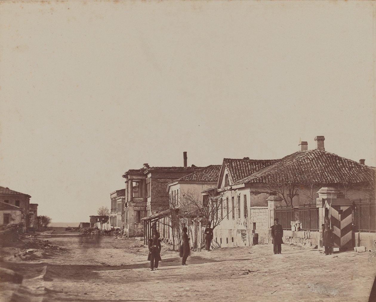 Veduta di strada con soldati da James Robertson