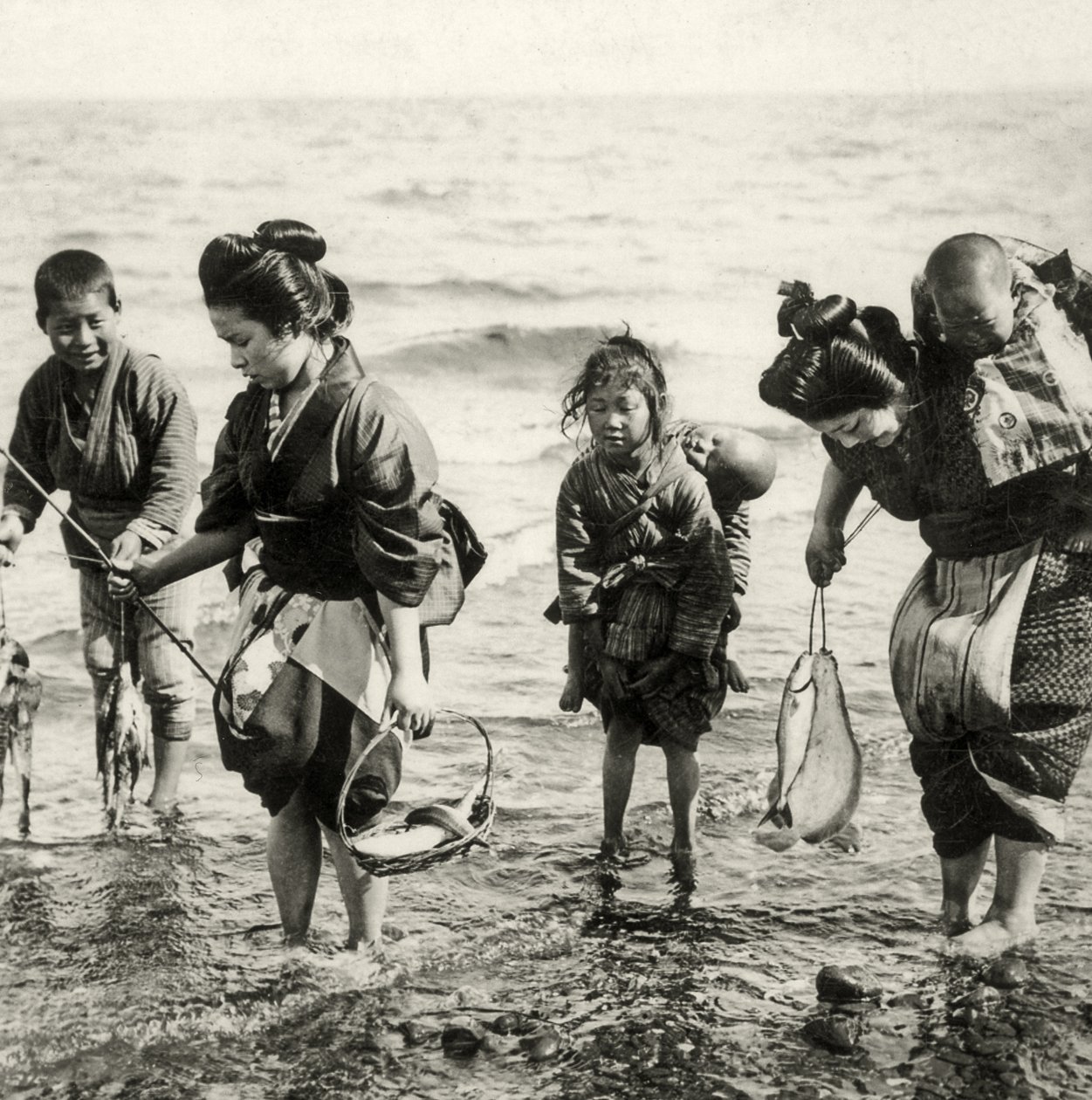 Madri e bambini che pescano da Japanese Photographer