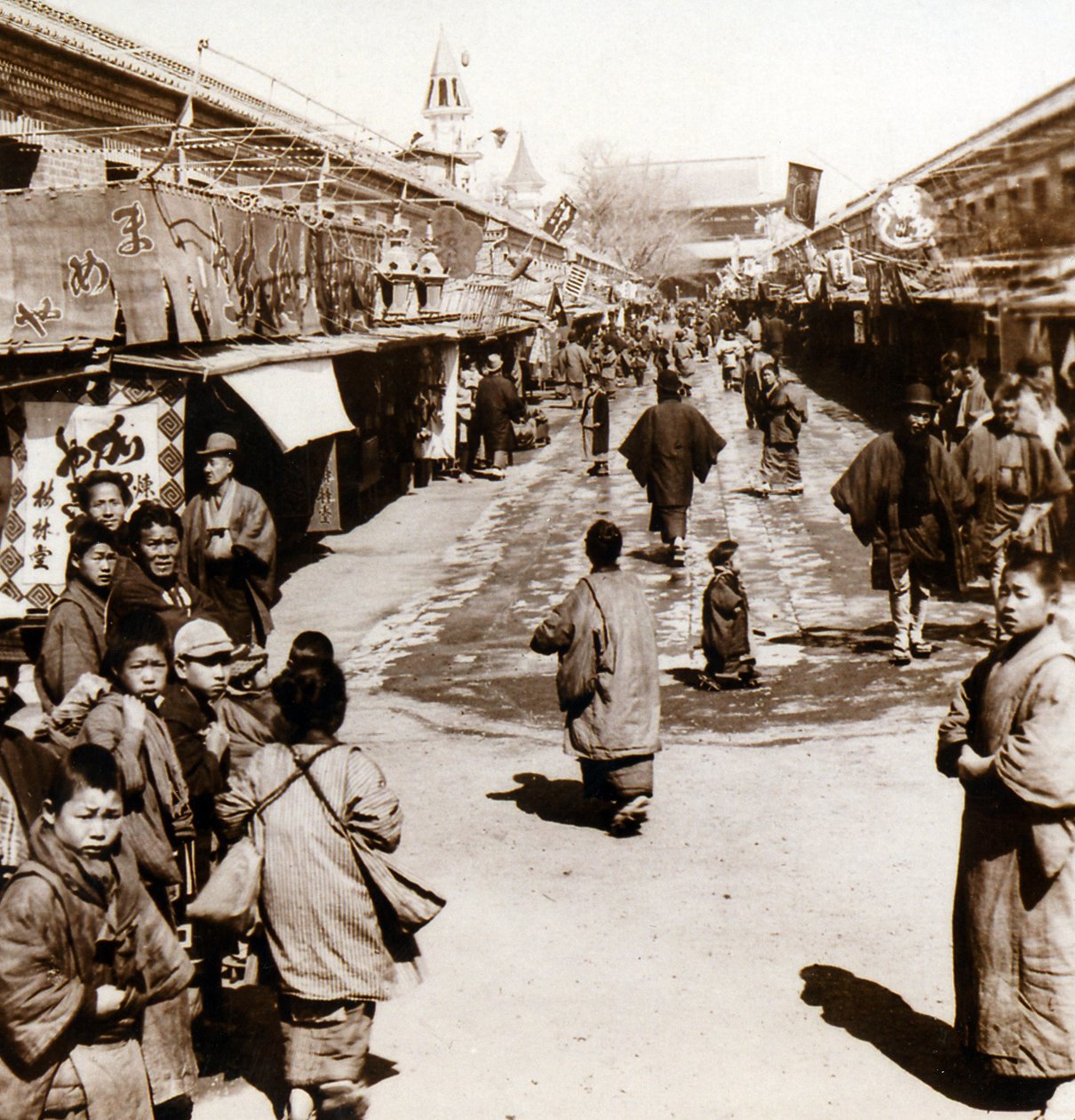 Scena di strada nel quartiere Asakusa di Tokyo, Giappone da Japanese Photographer
