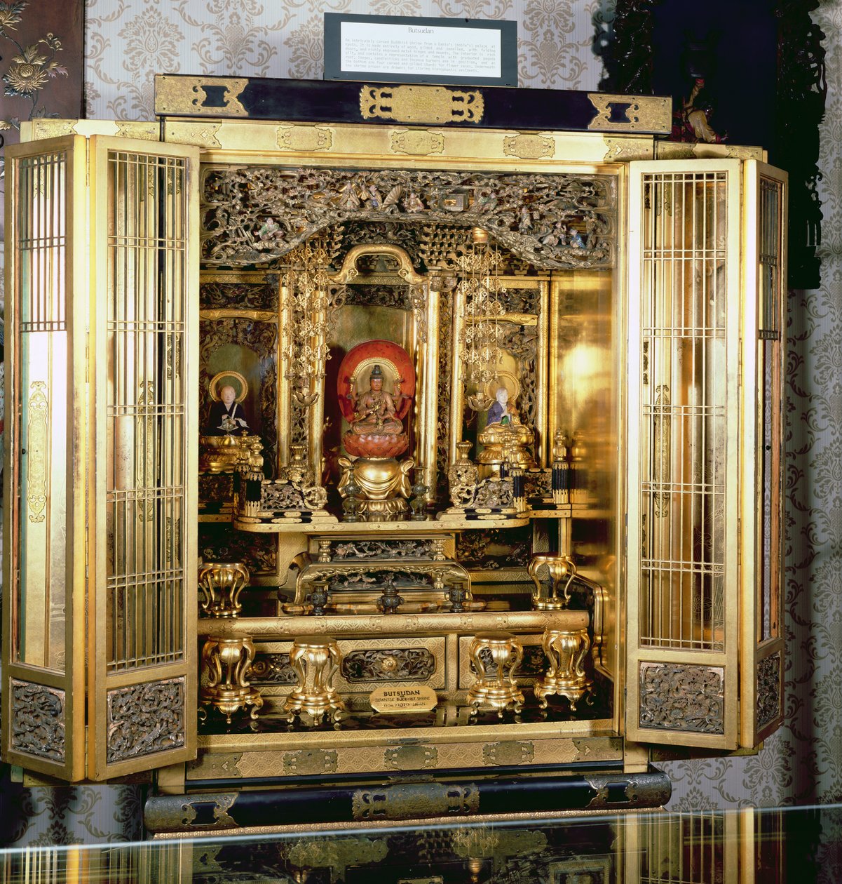 Santuario Butsudan da un palazzo di Damio a Kyoto, contiene una rappresentazione di un tempio con tetto a pagoda graduato da Japanese School