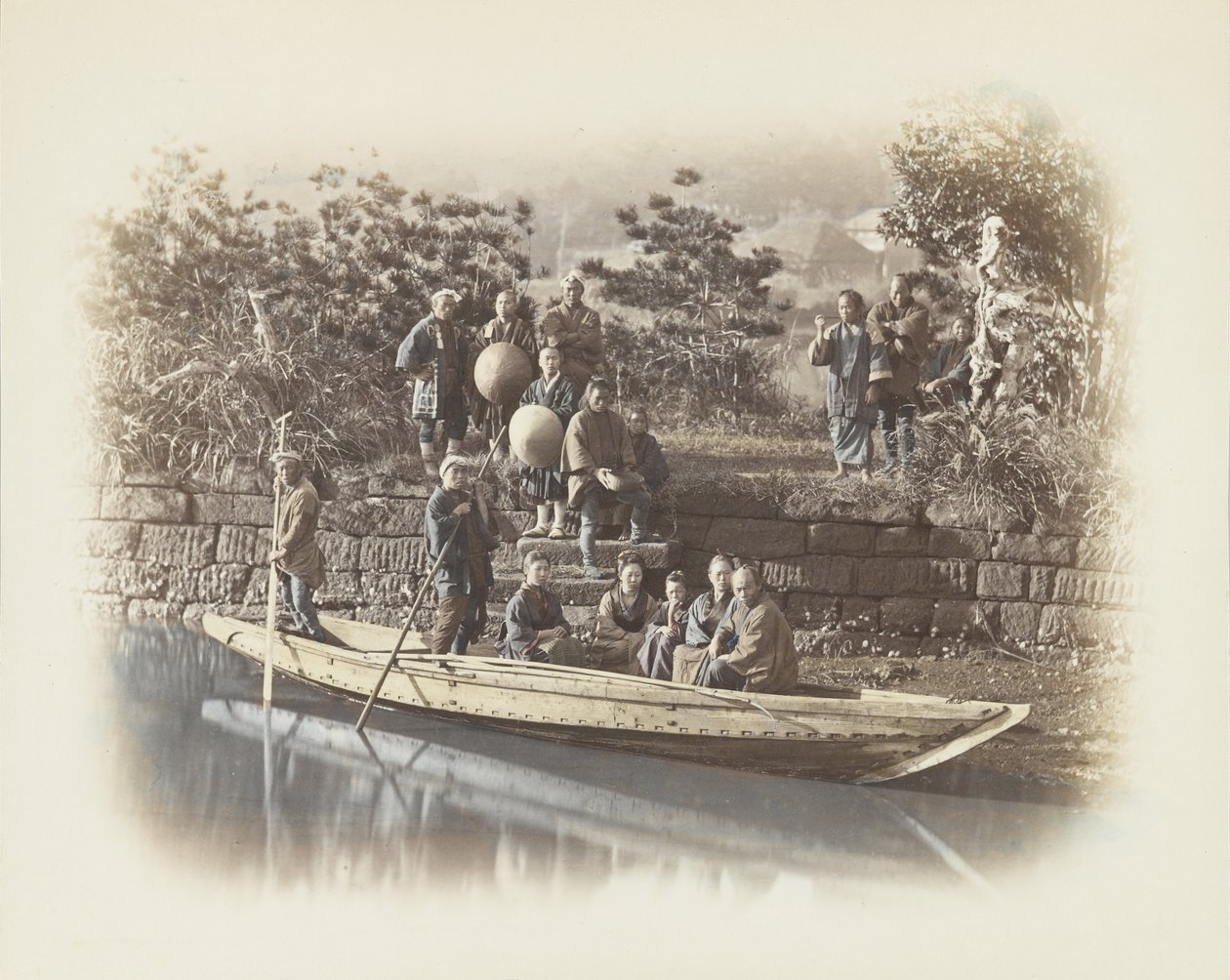 Una barca sulla riva del fiume, Giappone da Japanese Photographer