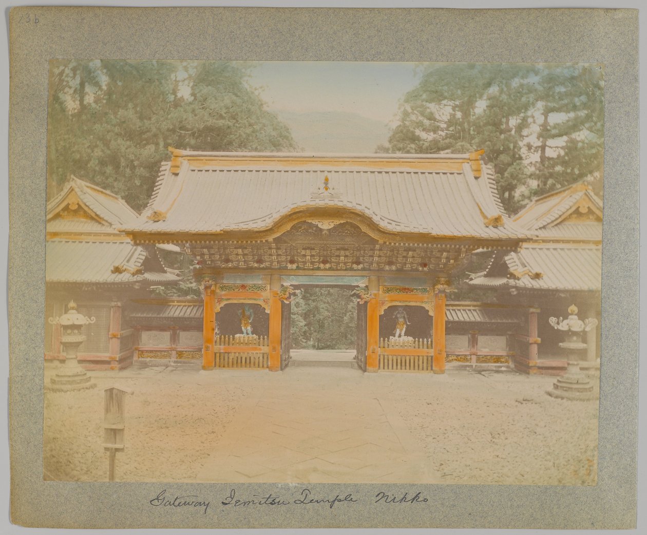Portale del tempio di Jemitsu, Nikko, Giappone (foto b/n colorata a mano) da Japanese Photographer