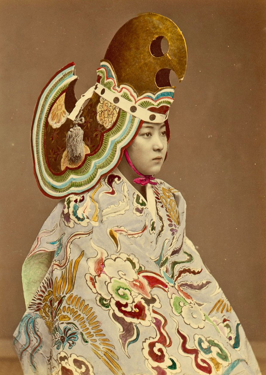Ragazza giapponese in costume tradizionale, c.1880 da Japanese Photographer