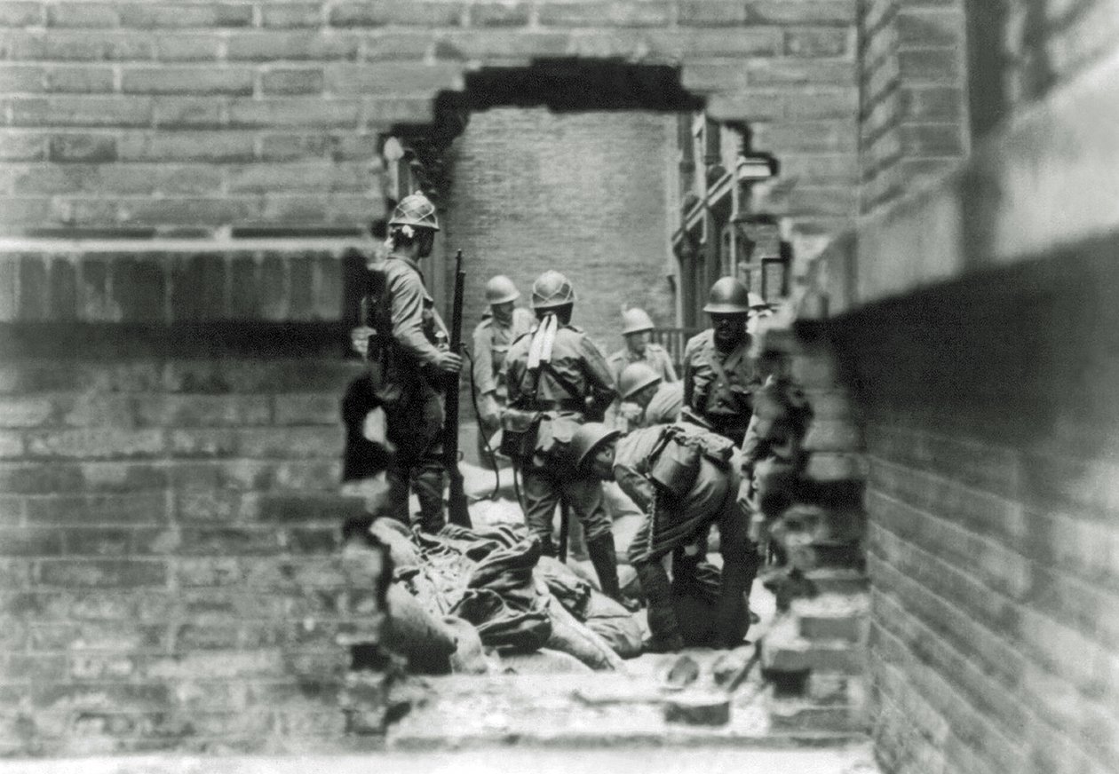Soldati giapponesi coinvolti in combattimenti di strada a Shanghai, Cina, 1937 da Japanese Photographer