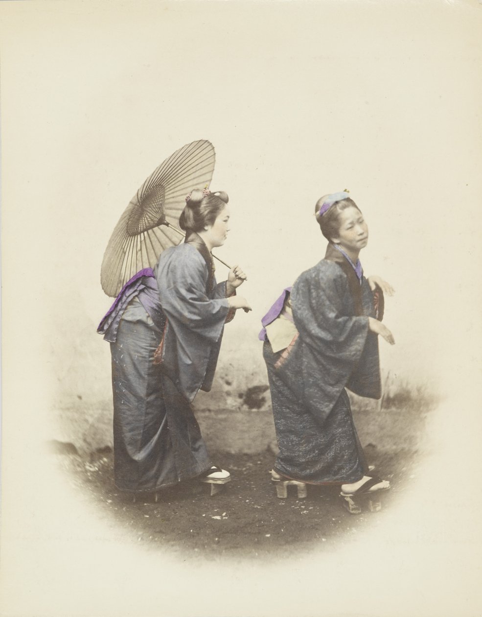 Donne giapponesi in abiti tradizionali (foto b/n colorata a mano) da Japanese Photographer