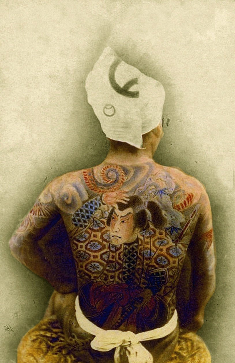 Uomo con tatuaggio tradizionale giapponese Irezumi, c.1880 da Japanese Photographer