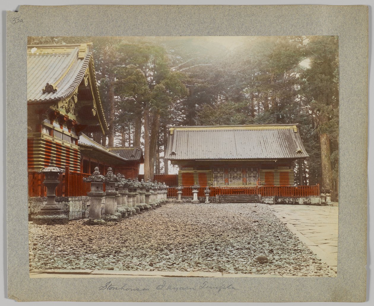 Magazzini a Tōshō-gū, Nikko, Giappone (foto b/n colorata a mano) da Japanese Photographer