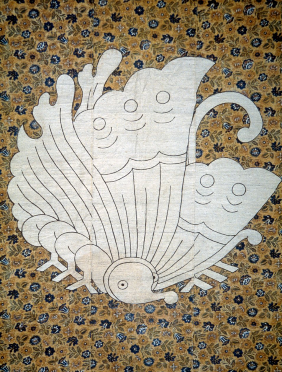 Copriletto Futonji in calicò a stampa floreale, stemma di famiglia raffigurante farfalla, seta grezza e filata, maschera tinta in riserva con amido di riso, xilografia diretta, pigmenti a inchiostro, civiltà giapponese, periodo Edo-Meiji da Japanese School