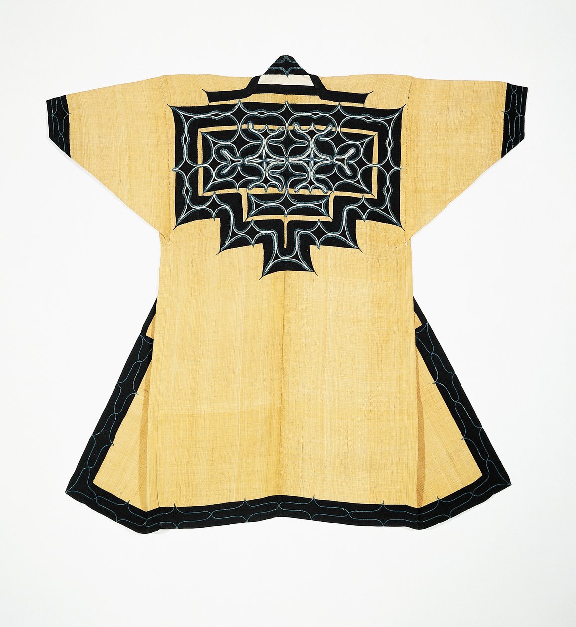 Abito cerimoniale (attush) della popolazione Ainu con motivi tradizionali Ainu, ricamo a punto catenella, corteccia di olmo, lana e cotone da Japanese School