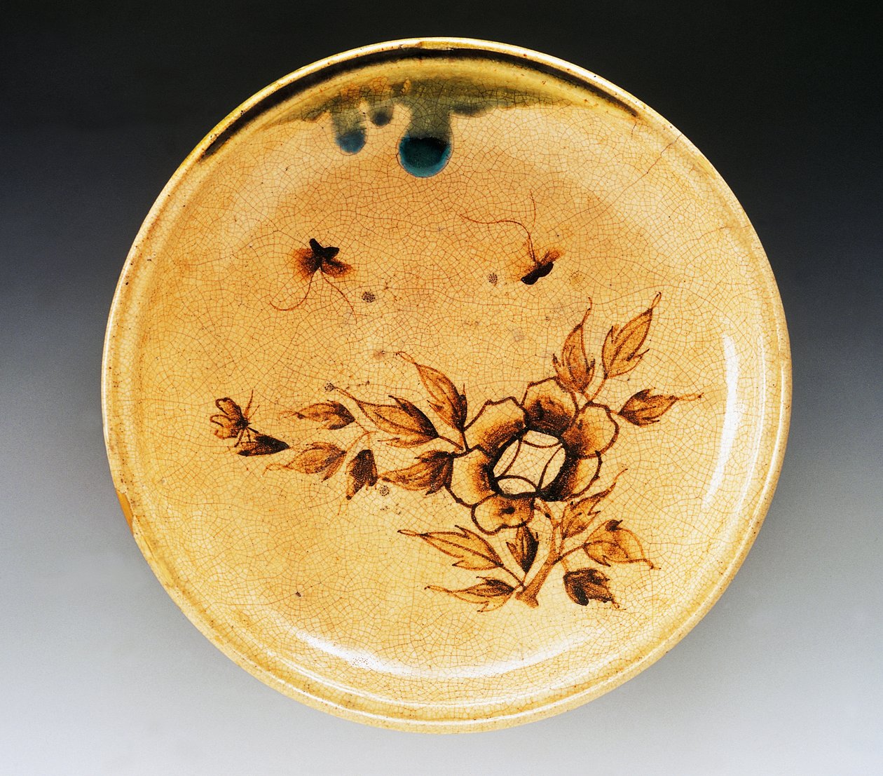 Vassoio in gres smaltato decorato con due farfalle e peonia, fine XVIII secolo-inizio XIX secolo, manifattura di Seto, diametro 34 cm, civiltà giapponese, periodo Edo da Japanese School