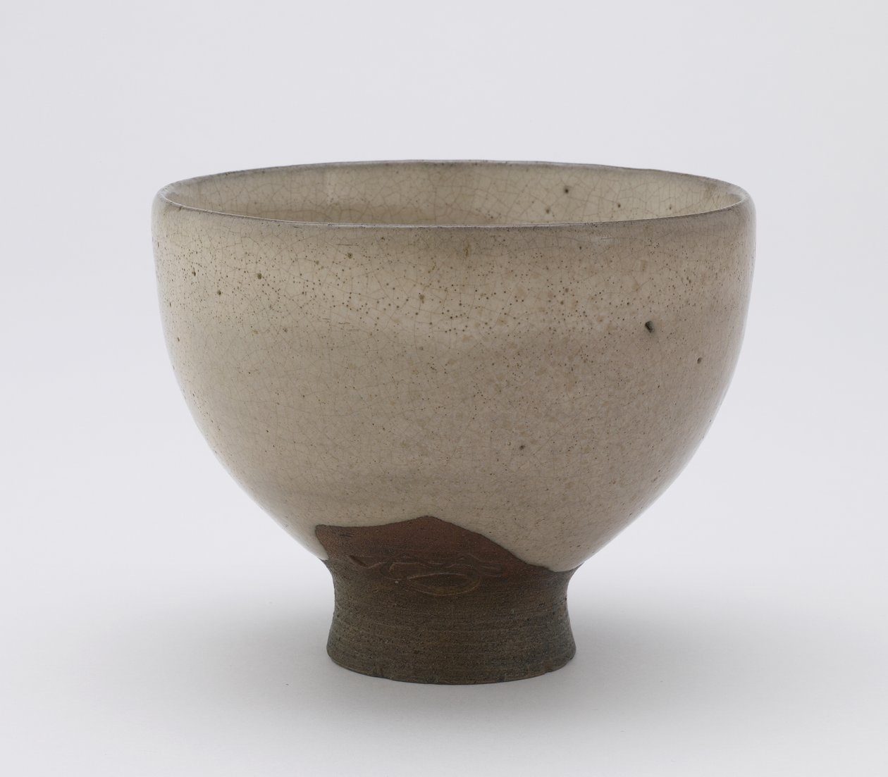 Ciotola da tè Inkyuzan in forma Goki, con cifratura impressa, Ciotola da tè (gokijawan), c.1804-25 da Japanese School