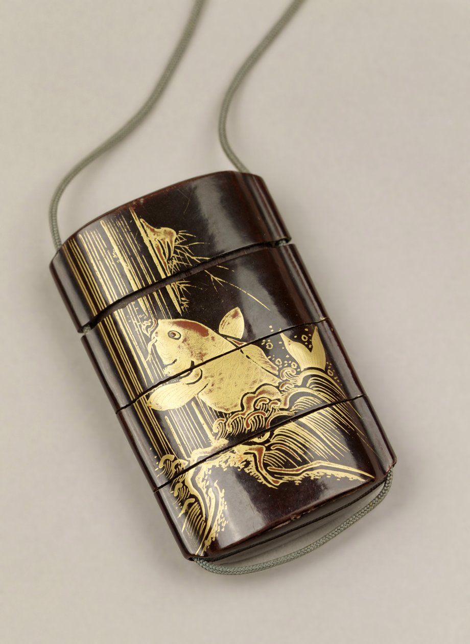 Inro decorato con una carpa in una cascata, giapponese da Japanese School