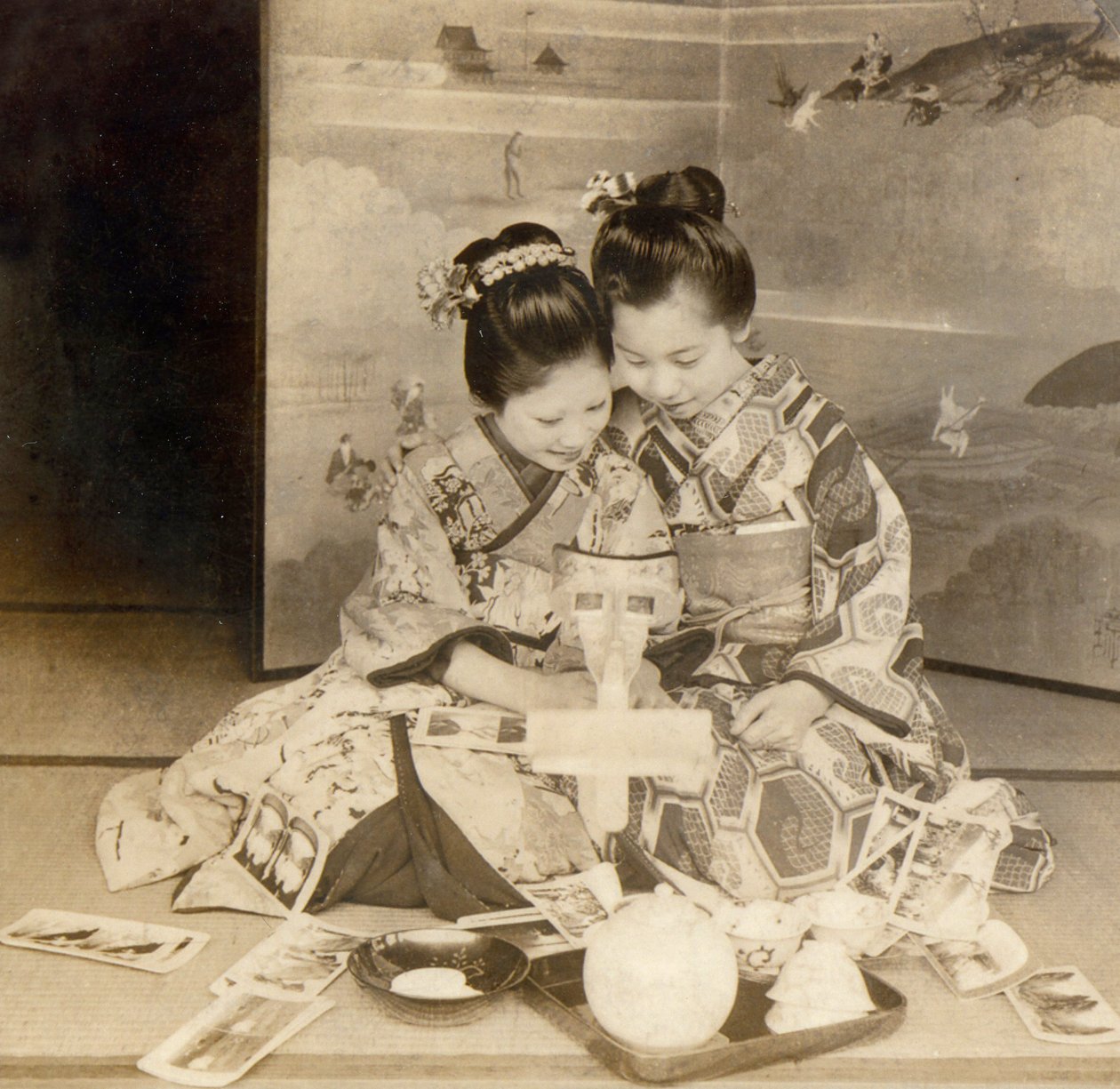 Ragazze giapponesi che usano un visore stereoscopico con carte stereografiche, 1899 da Japanese School
