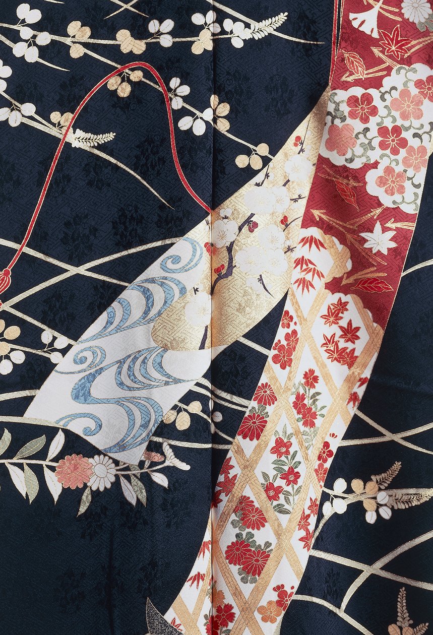 Kimono Furisode (maniche svolazzanti) indossato da giovani donne non sposate in occasioni eleganti e Maiko (studentessa Geisha), seta con motivi floreali e vegetali, pannelli fluttuanti, dettaglio, tintura Kaga-Yuzen, telai di tessitura Tokamachi, civiltà  da Japanese School