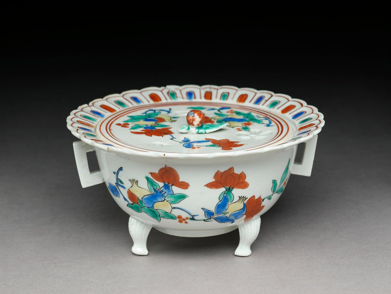 Ciotola Koro con coperchio piatto, ceramica Kakiemon, 1680-1700 da Japanese School