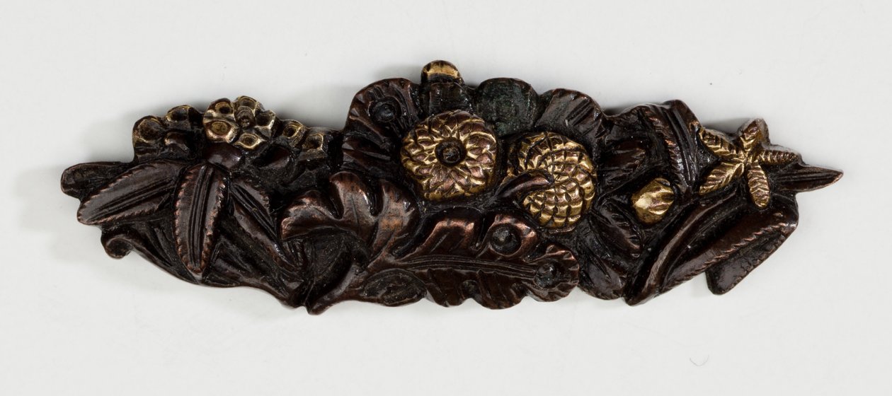 Menuki, o ornamento per impugnatura, a forma di composizione floreale da Japanese School