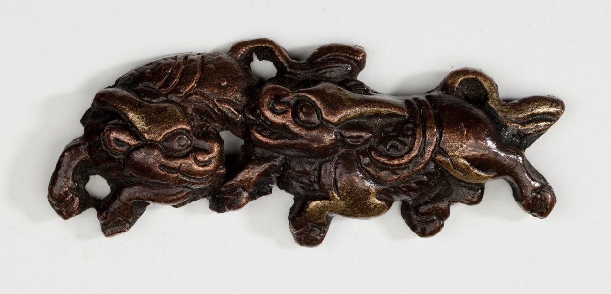 Menuki, o ornamento per impugnatura, a forma di due Kirin, bestie mitiche da Japanese School