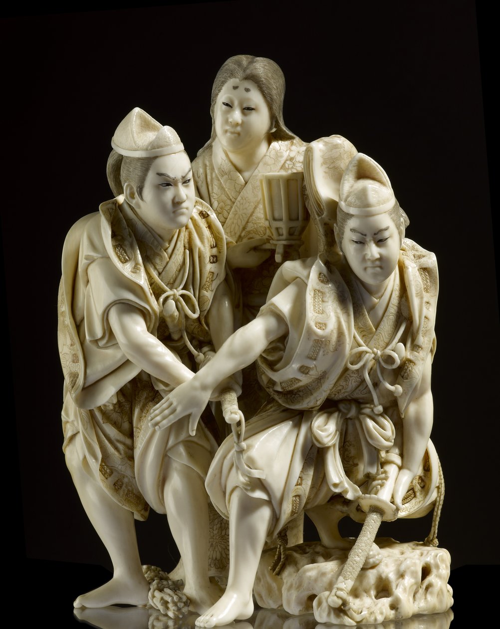 Okimono raffigurante i Fratelli Soga che stanno per uccidere Suketsune guidati alla sua tenda da Tora da Japanese School