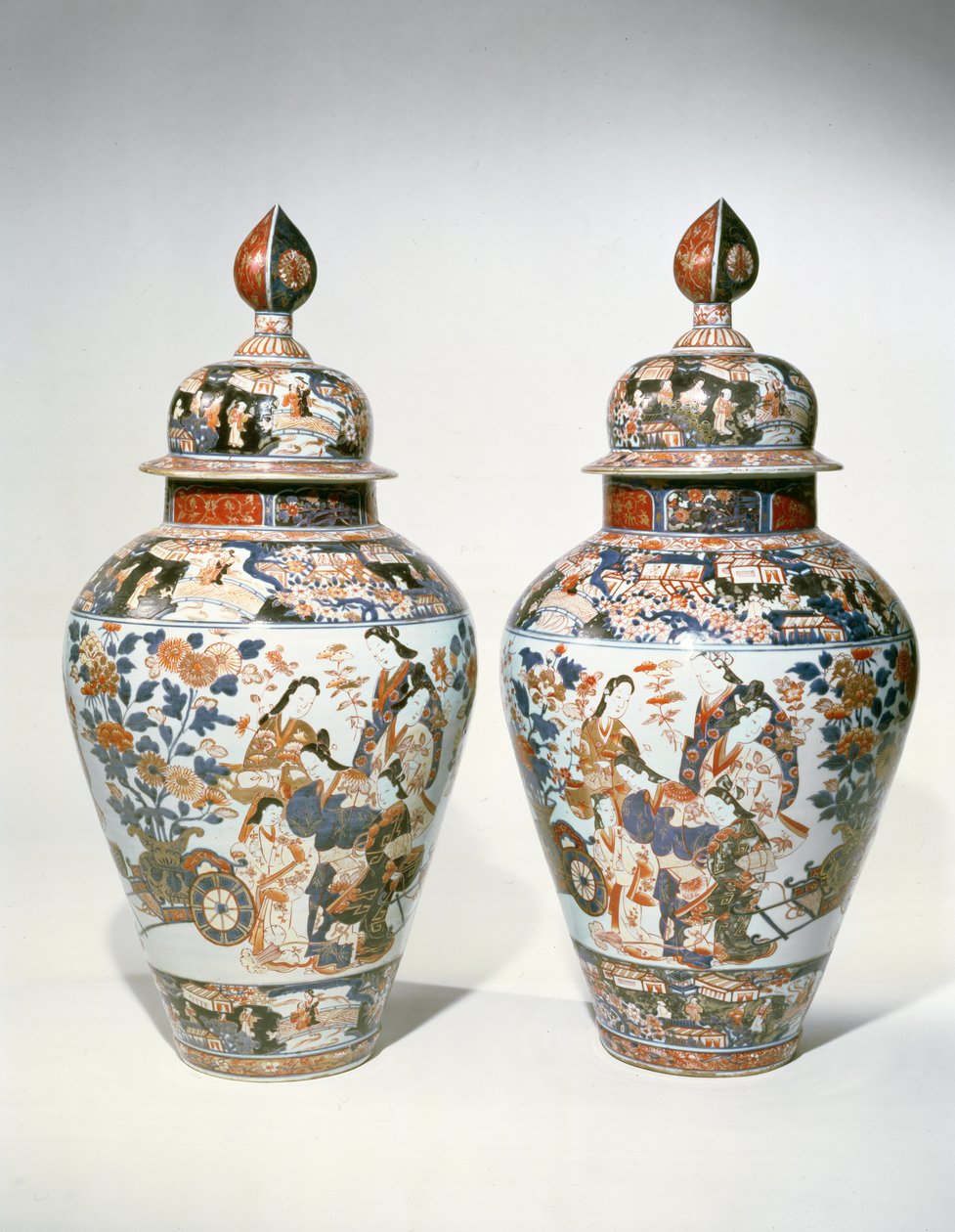 Coppia di vasi a balaustro Imari e coperchi da Japanese School
