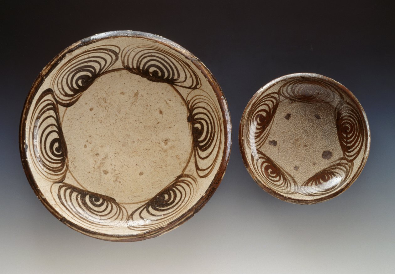 Piatti decorati con umanomezara (cerchi con motivo a occhio di cavallo), fine XVIII secolo-inizio XIX secolo, gres smaltato, prodotto a Seto, diametro 21,5 cm e 34,5 cm, civiltà giapponese, periodo Edo da Japanese School