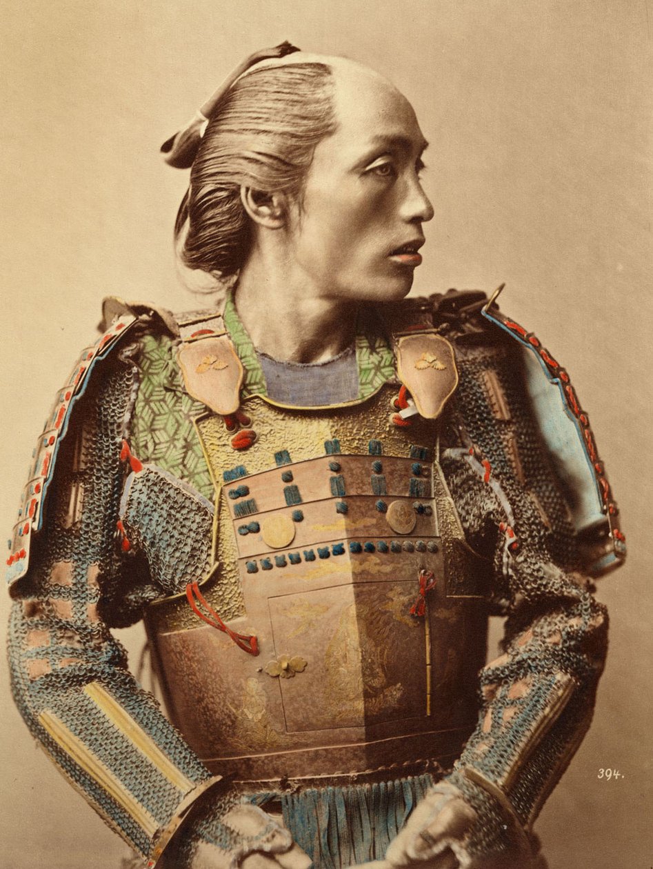Ritratto di un samurai del Giappone antico armato con armatura completa, 1890 da Japanese School
