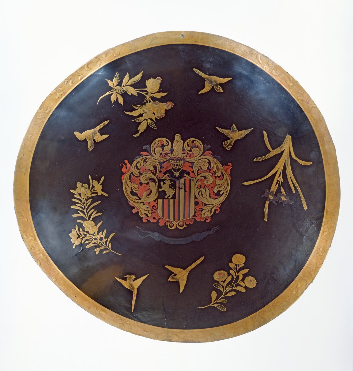 Scudo raffigurante le armi di Constantijn Ranst, per la Compagnia Olandese delle Indie Orientali, realizzato in Bengala e laccato in Giappone, c.1668 da Japanese School