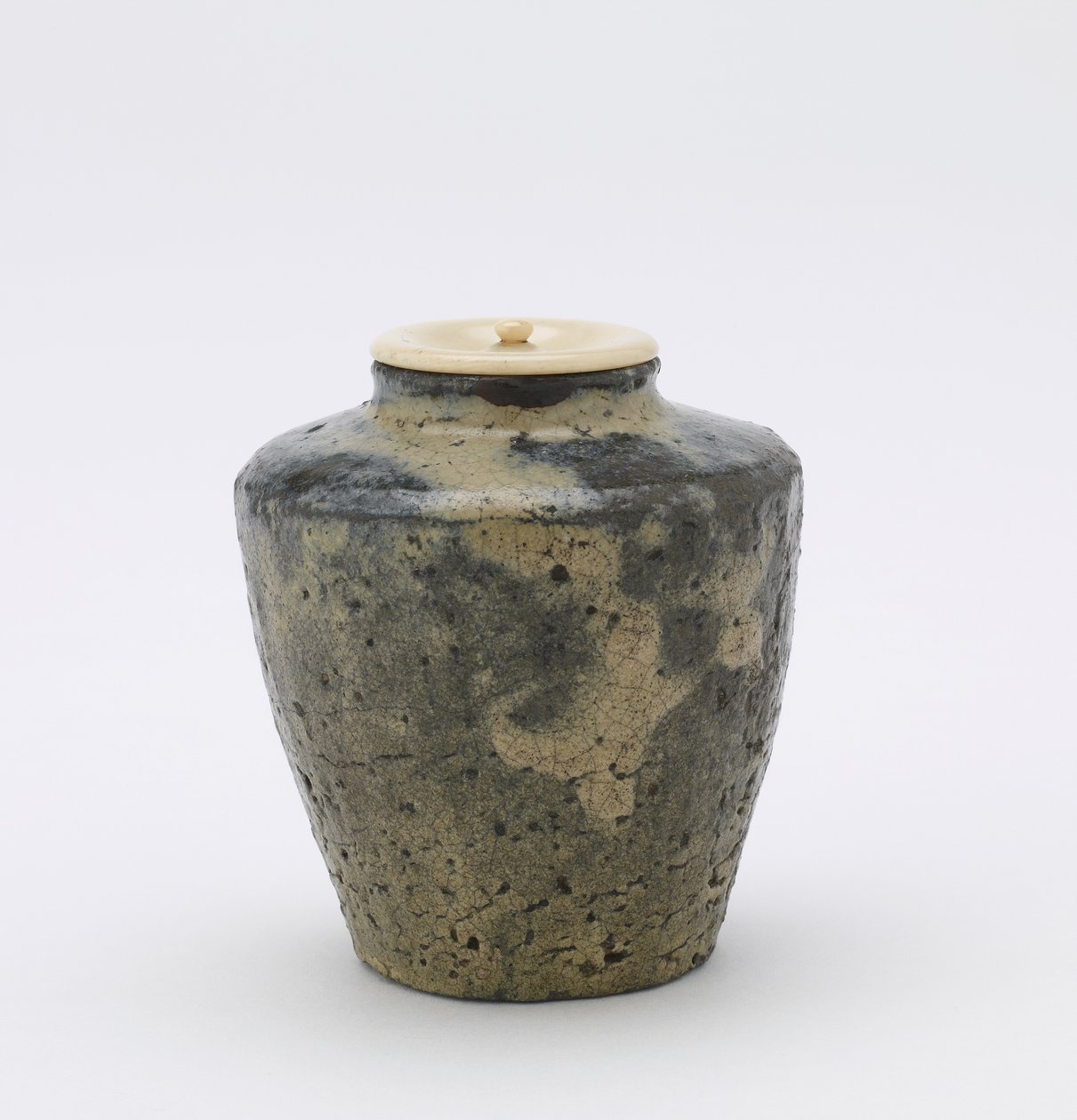 Contenitore per tè con lati sfaccettati, tipo katatsuki, prefettura di Kumamoto, periodo Edo, fine XVIII-XIX secolo da Japanese School