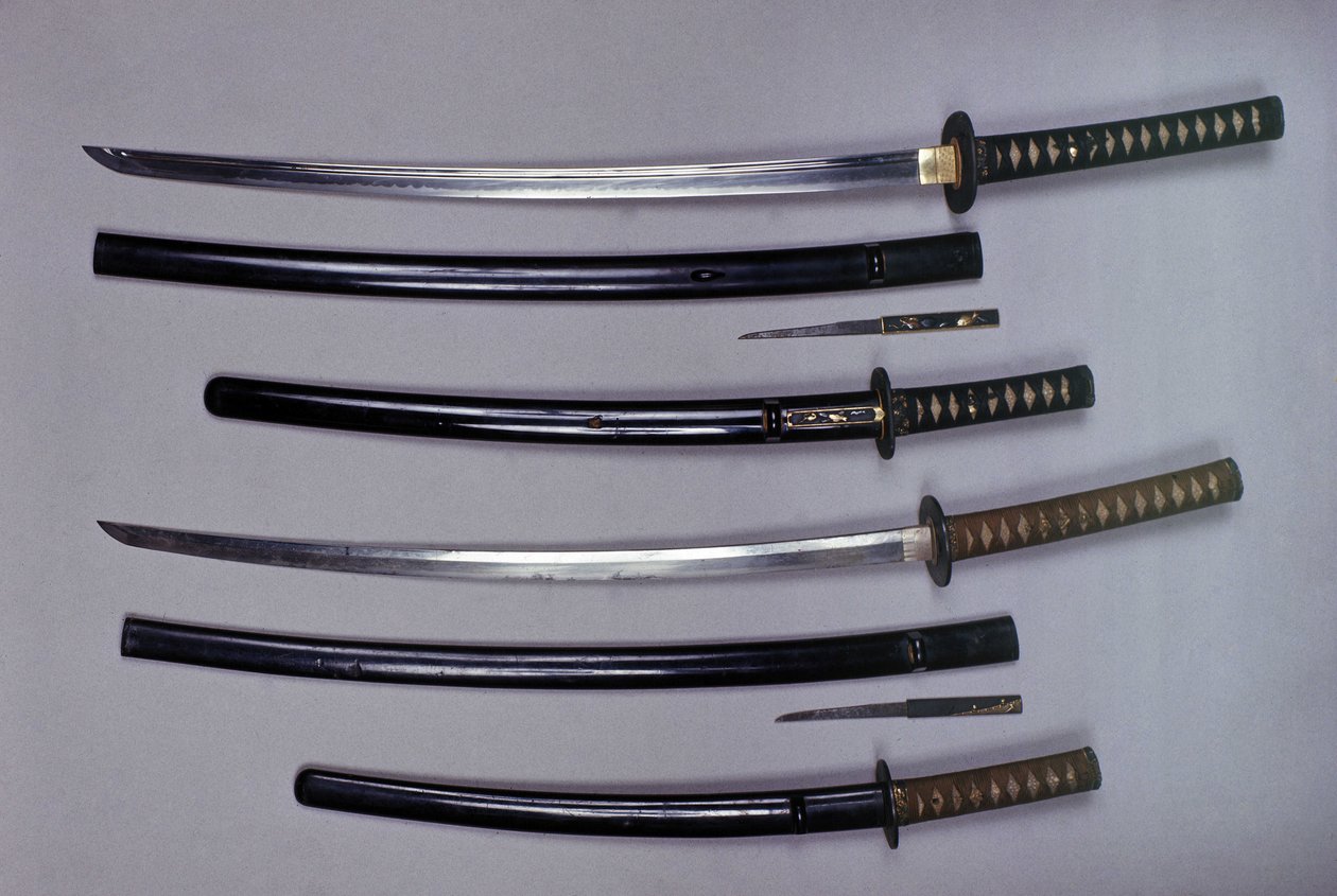 In alto: una katana, spada giapponese e il suo fodero, wakizashi, spada corta giapponese nel suo fodero, piccolo pugnale Kokatawa riposto nello stesso fodero. tutti e tre sono del XVIII secolo. quelli inferiori sono del XVII secolo da Japanese School