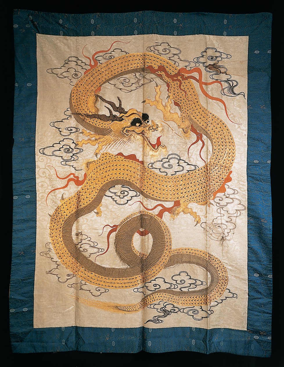 Arazzo da parete ricamato con un drago dorato contorto tra le nuvole, fine XIX secolo da Japanese School