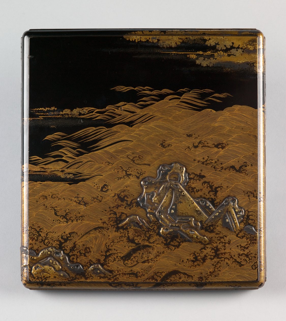 Scatola da scrittura (suzuribako) con disegno di onde e rocce, periodo Muromachi, seconda metà del XV secolo (legno laccato con decorazione in oro e argento takamaki-e) da Japanese School