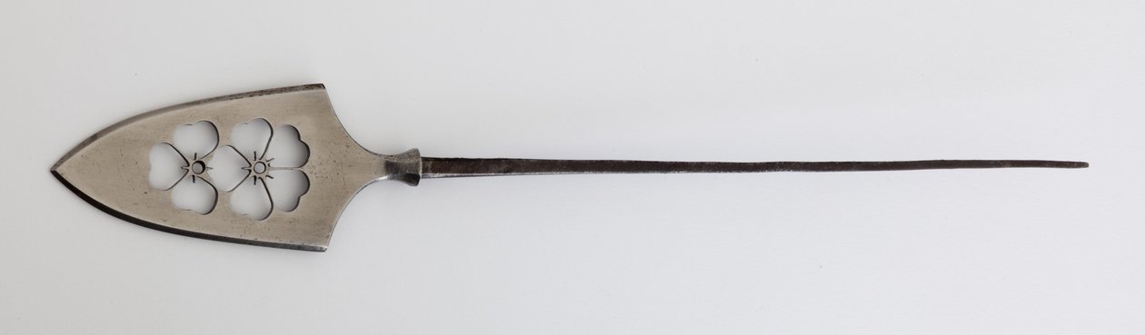 Yanone (punta di freccia) di tipo piatto (hirane) con disegno traforato di fiori di ciliegio da Japanese School
