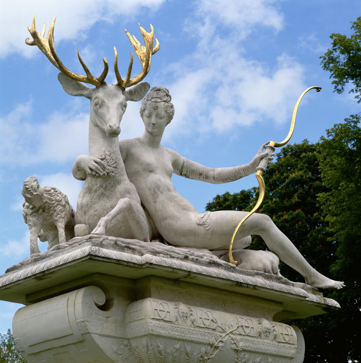 Diane de Poitiers (1499-1566) come Diana a cavallo di un cervo da Jean Goujon