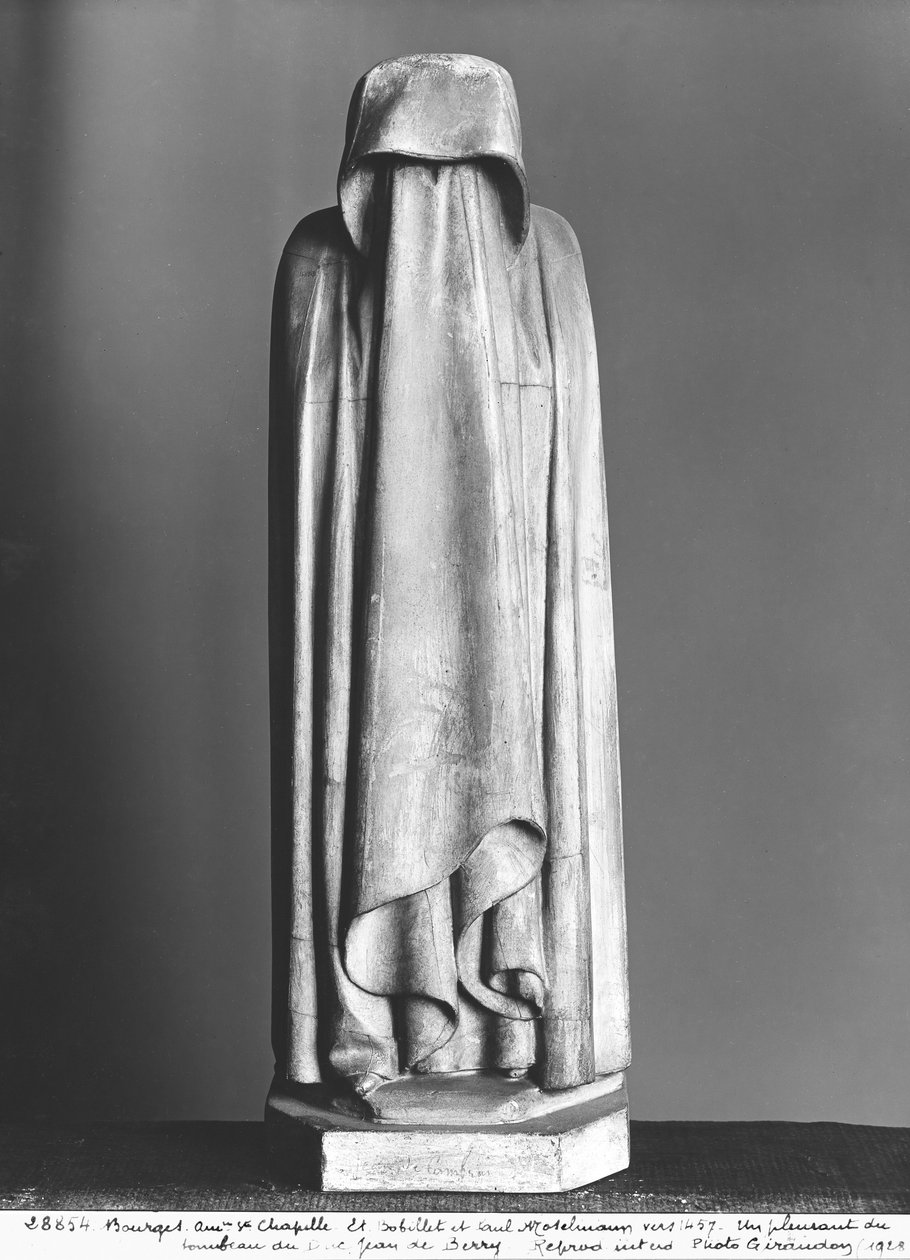 Mournatore velato, che nasconde il viso dietro le mani velate, dalla tomba del Duca Jean de Berry (1340-1416) prima del 1438 da Jean de Cambrai