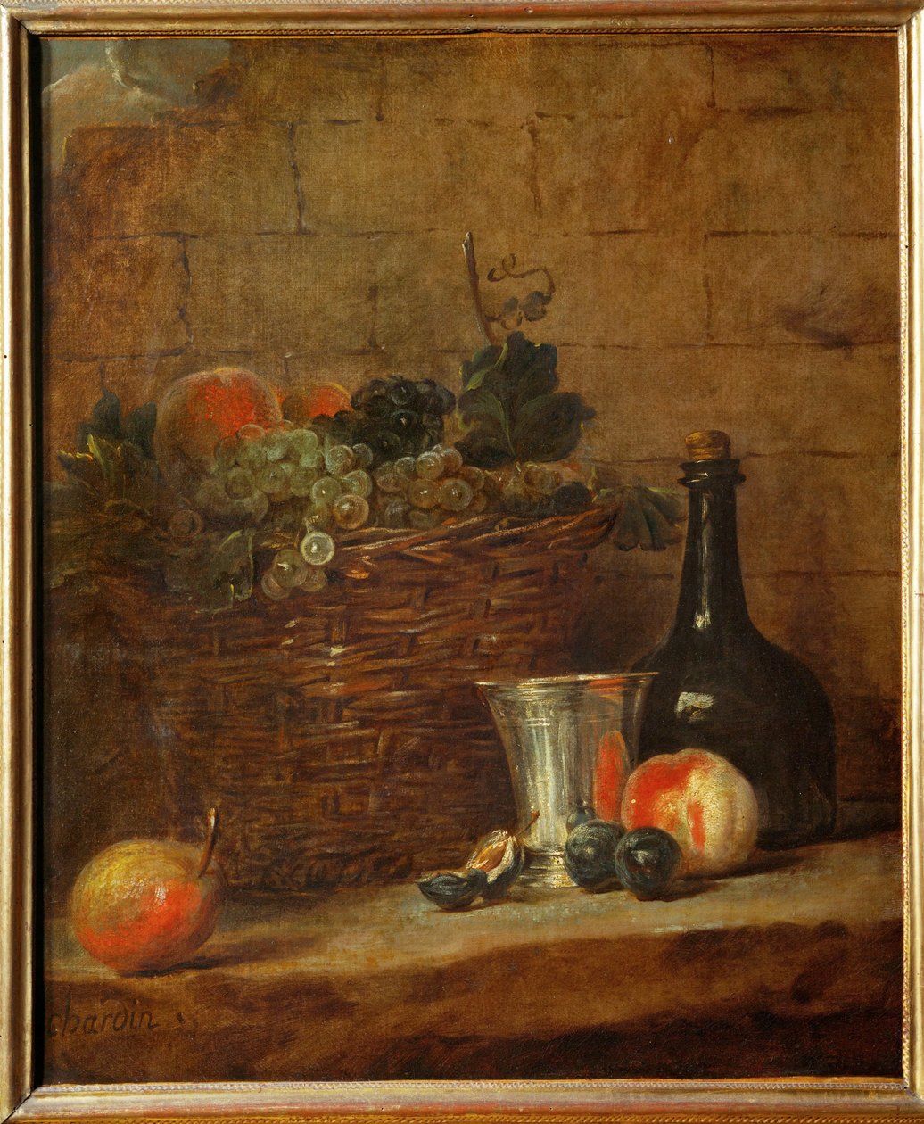 Cesto di frutta con uva, un calice d