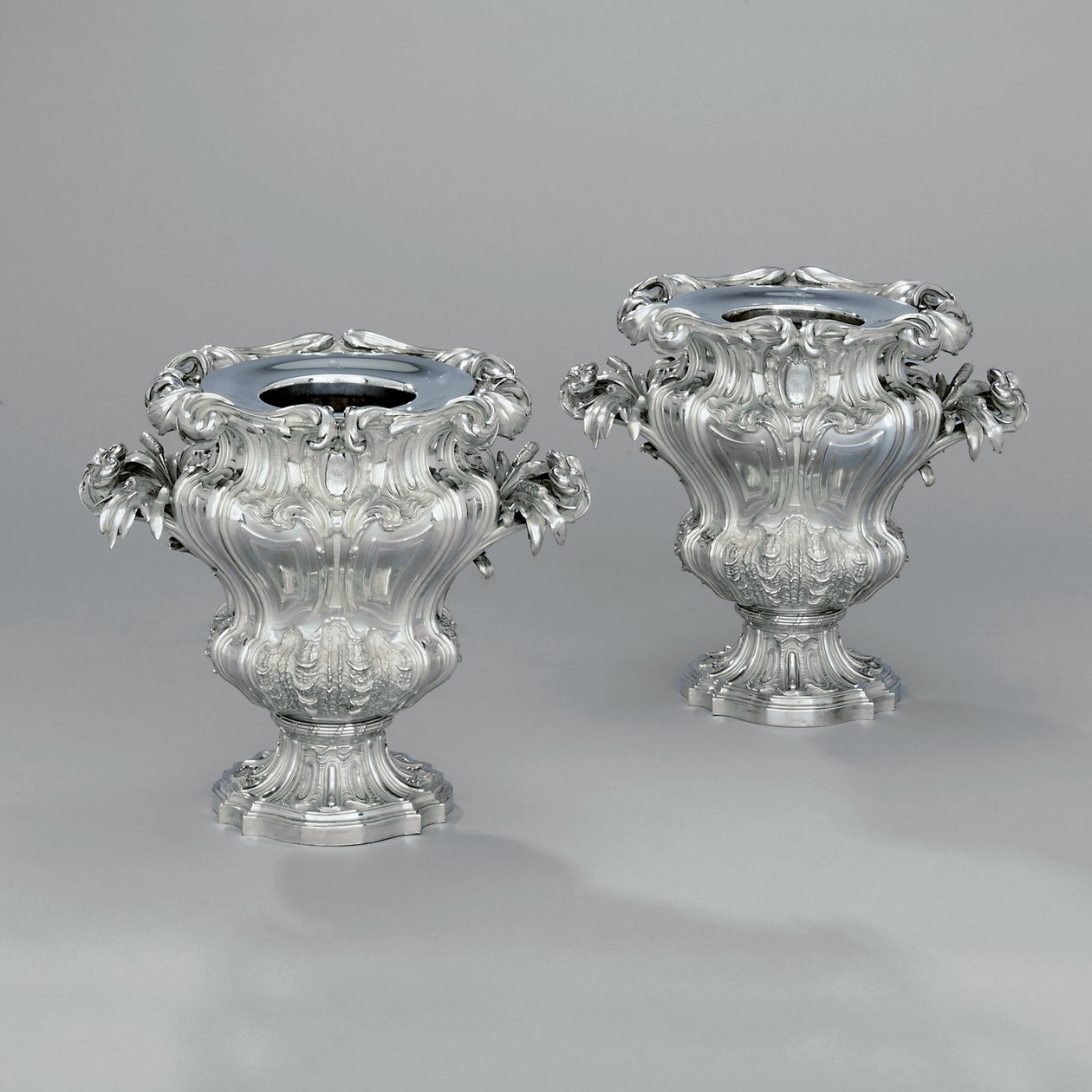 Un paio di refrigeratori per vino a forma di urna con manici a volute fogliate e manici a giunchi, c.1880 da Jean Baptiste Gustave Odiot