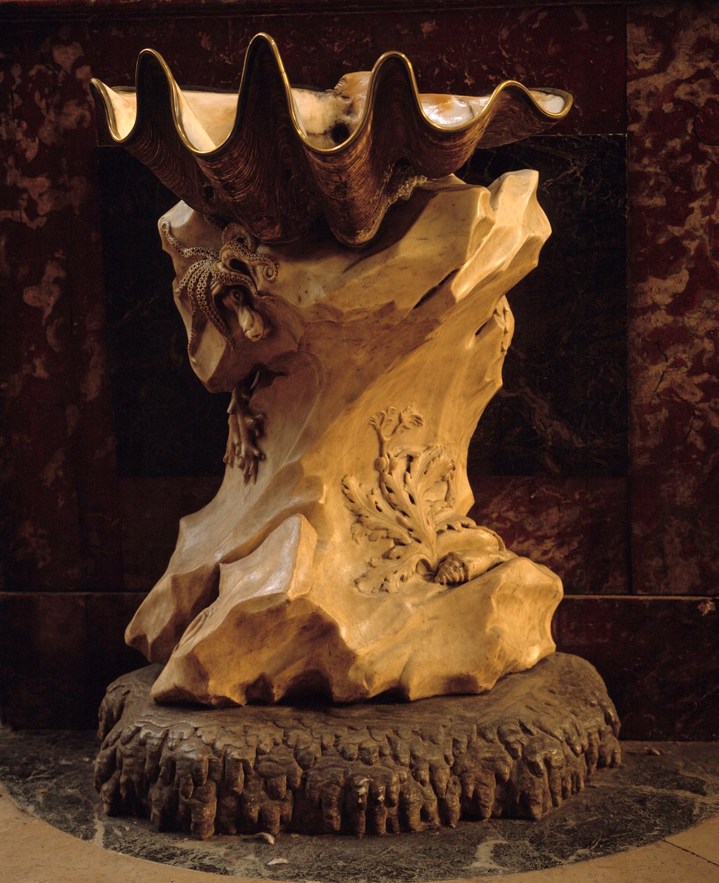 Acquasantiera a forma di conchiglia su roccia realizzata da Jean Baptiste Pigalle da Jean Baptiste Pigalle