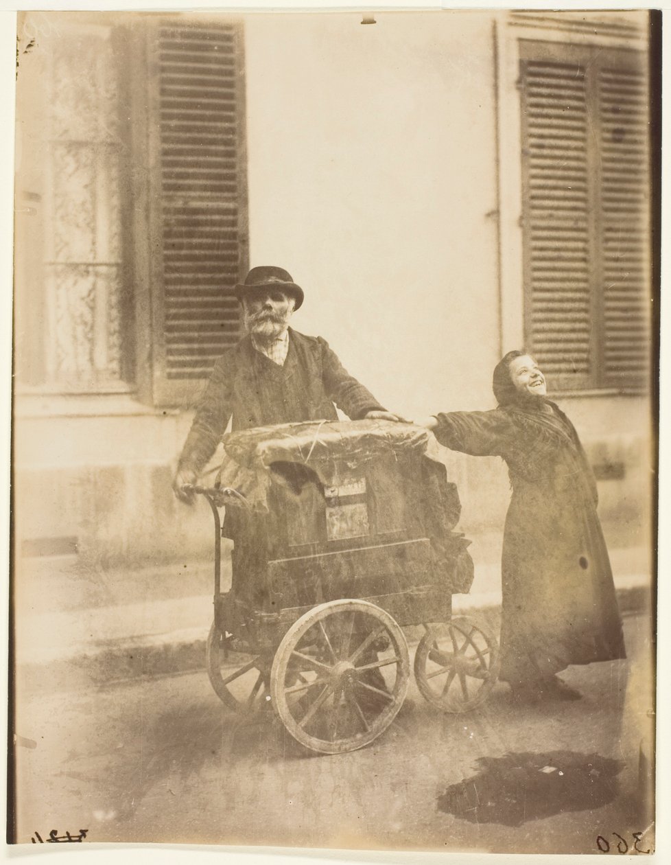 Suonatore di organo da Jean Eugène Auguste Atget