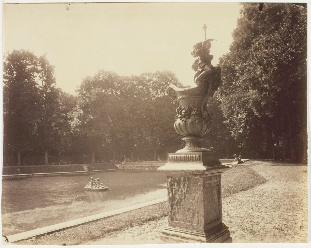 Versailles, Grand Trianon, (vaso di piombo di Le Lorrain) da Jean Eugène Auguste Atget