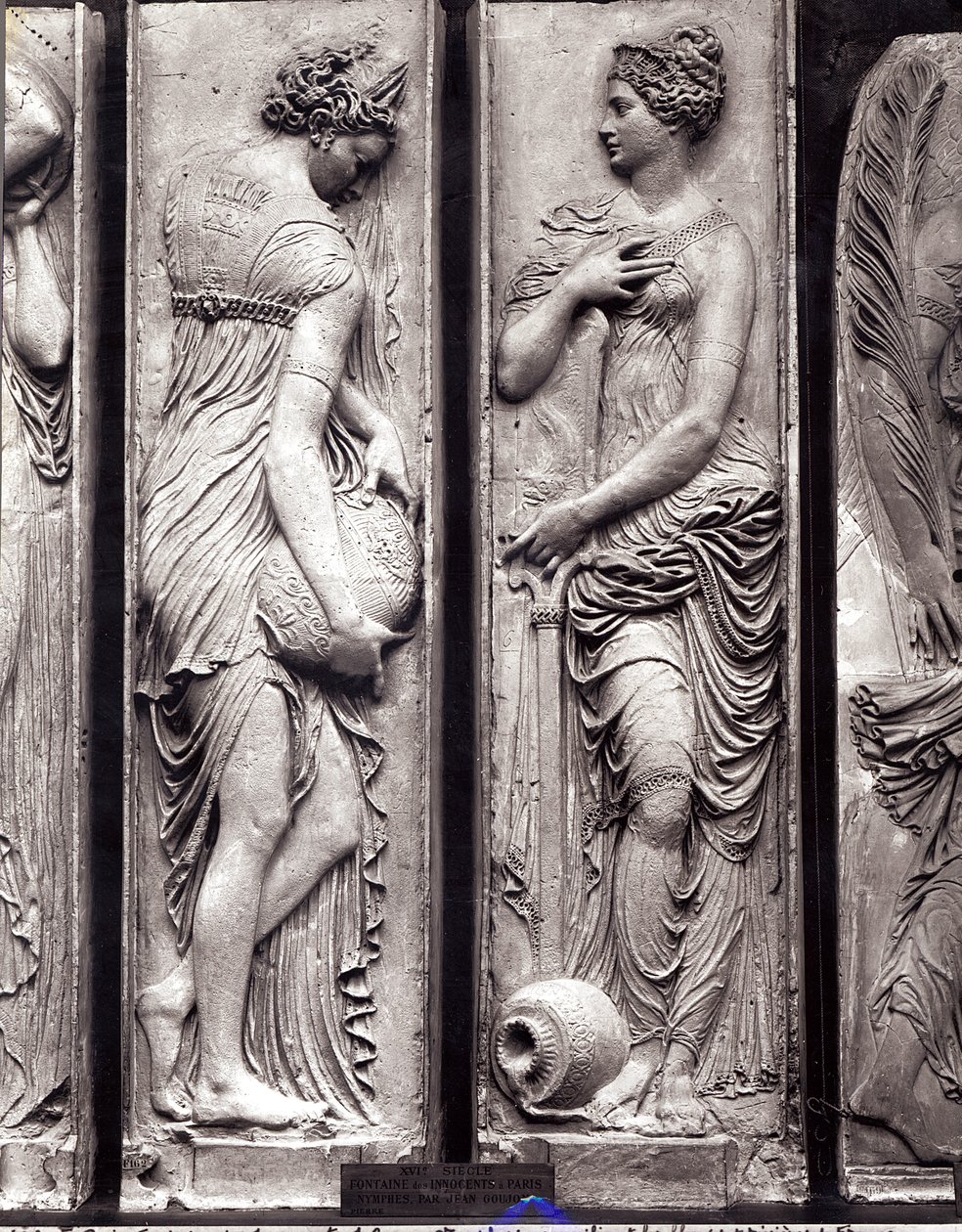 Dettaglio dei rilievi dalla Fontana degli Innocenti che raffigurano ninfe personificanti i fiumi di Francia da Jean Goujon