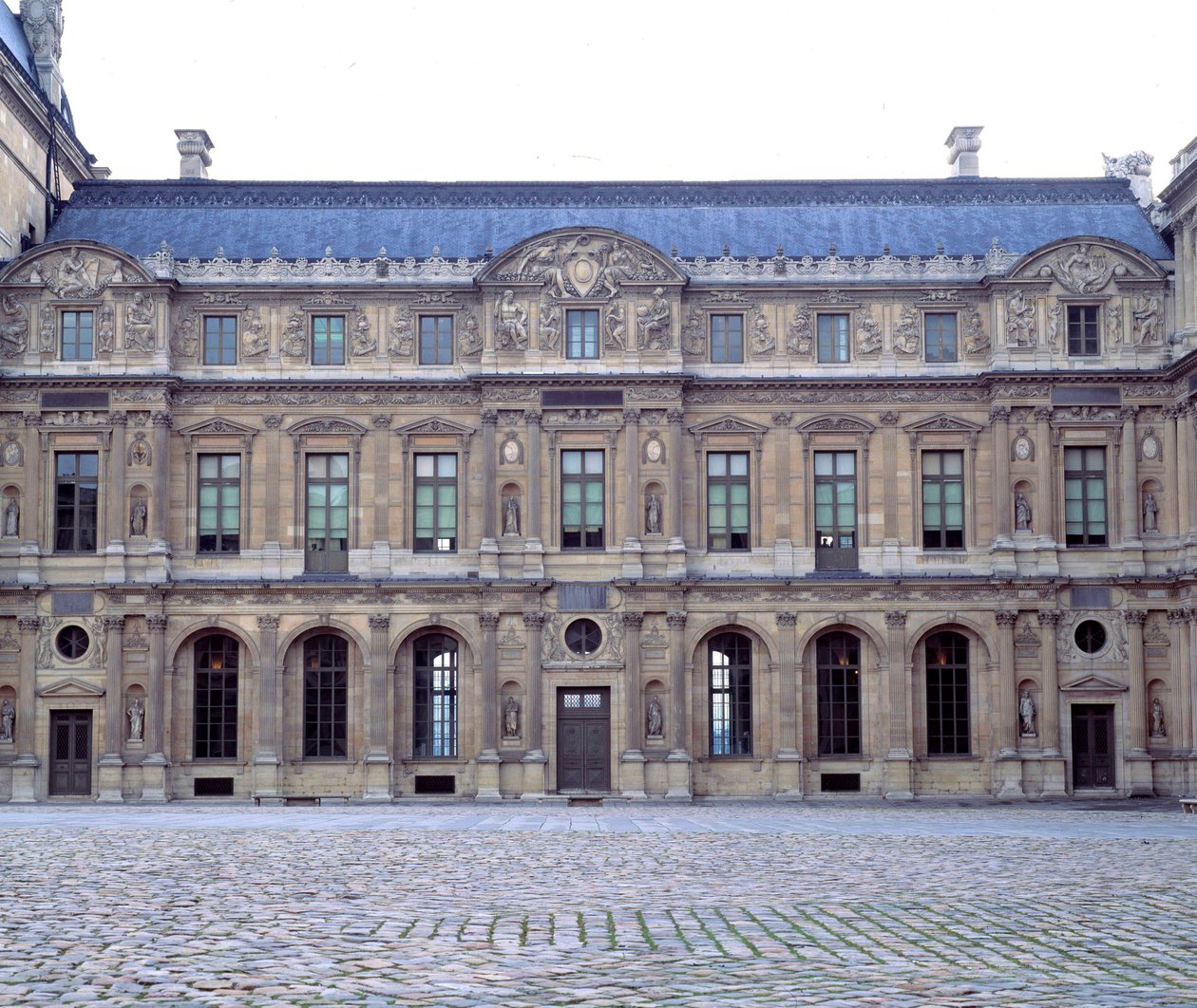 La corte quadrata del Louvre, facciata del Louvre di Enrico II (1546-1551), sculture di Jean Goujon (1510-1567) 1551 Parigi, Museo del Louvre da Jean Goujon