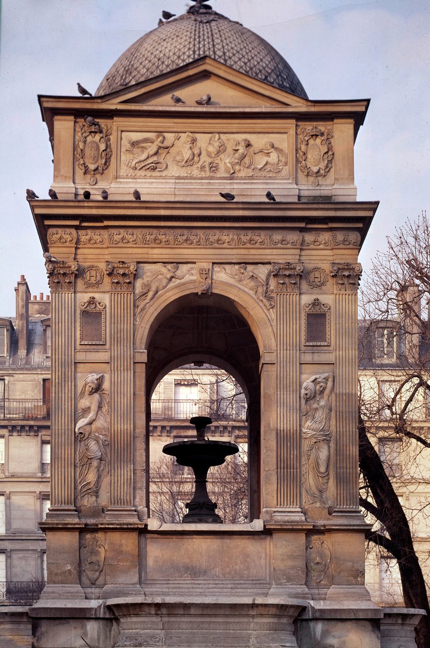 Vista della fontana degli Innocenti. Progettata dagli architetti Jean Goujon, Augustin Pajou e Pierre Lescot. 1546-1549. Place Joachim du Bellay, Parigi da Jean and Lescot Pierre Goujon