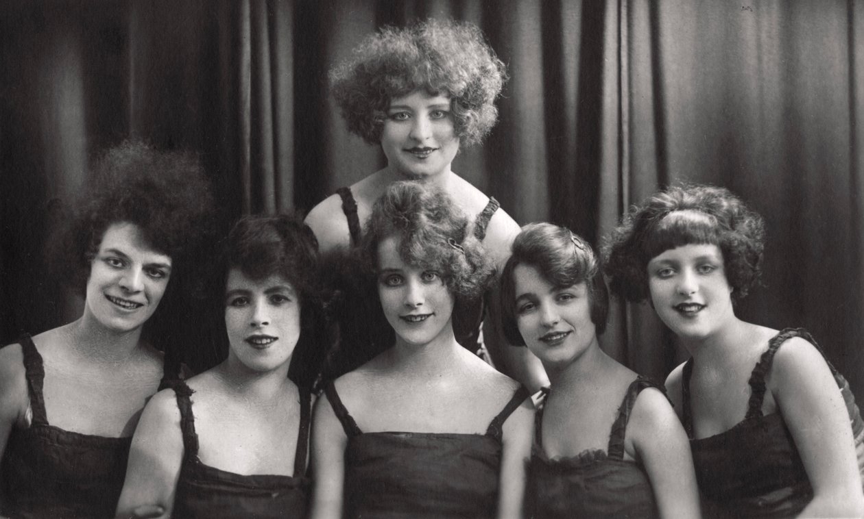 Un gruppo di danza o teatro, c. 1900-1929 da Jerome Ltd