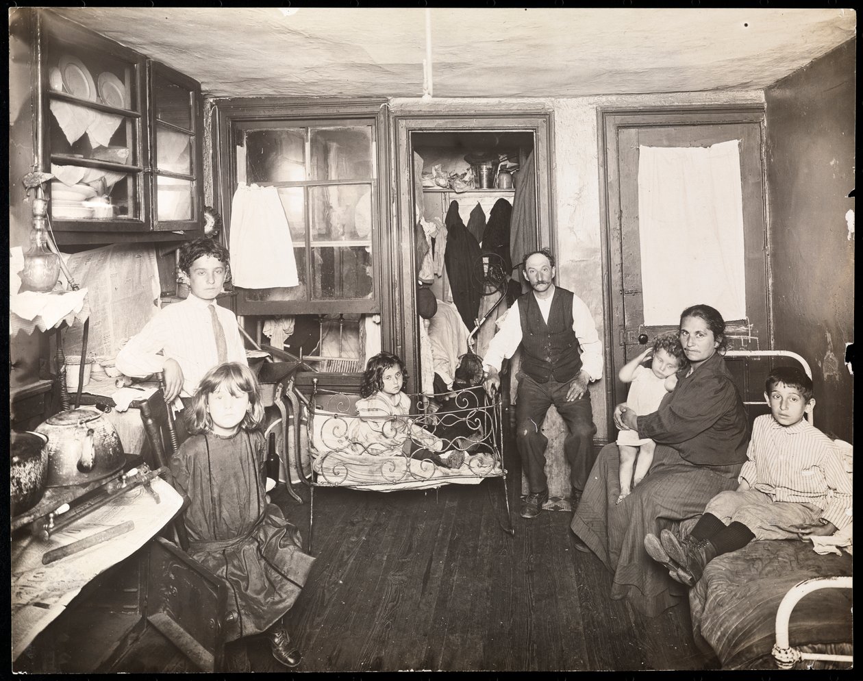 Famiglia in una stanza in una casa popolare, c.1910 da Jessie Tarbox Beals
