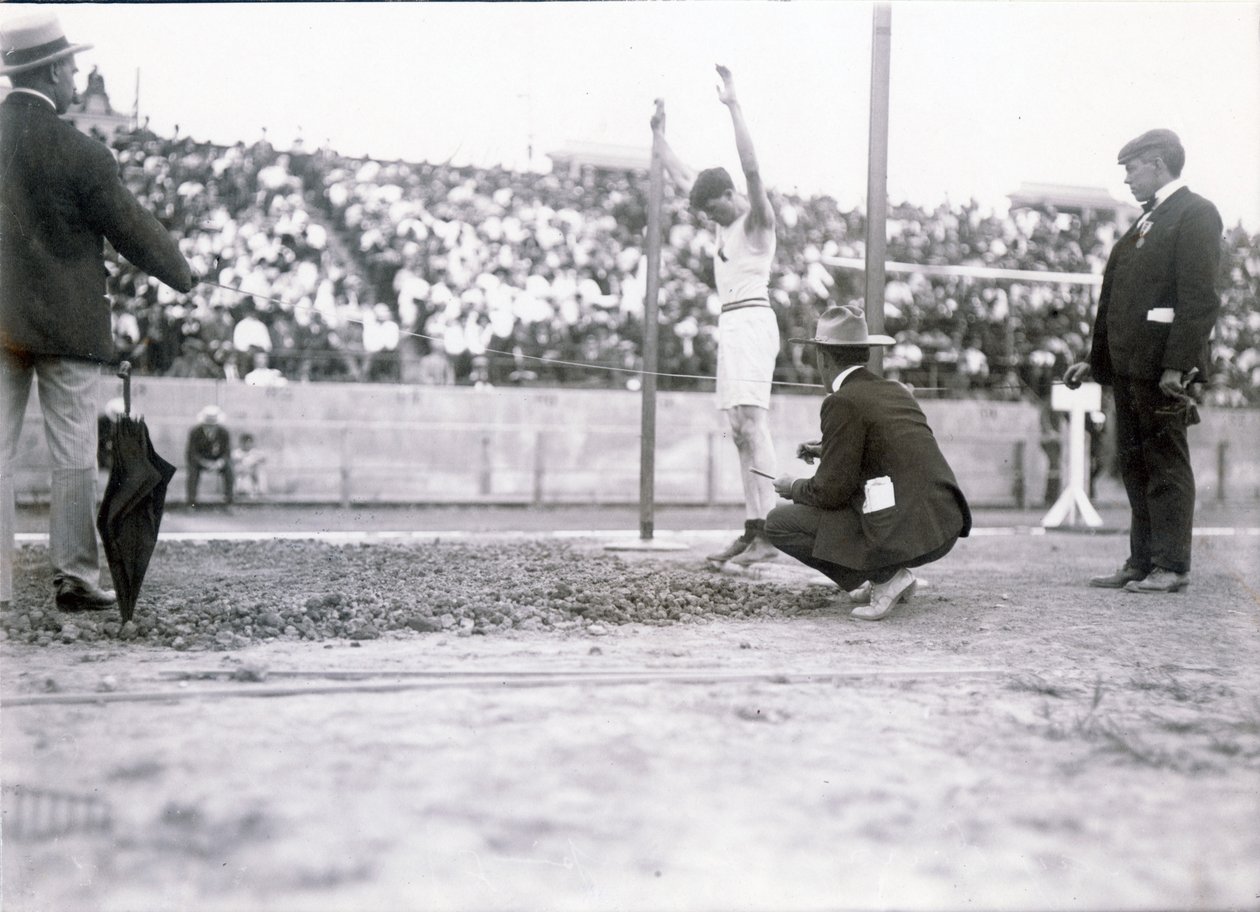 Ray Ewry del New York Athletic Club che compete nel salto in lungo da fermo alle Olimpiadi del 1904. Ewry vinse l