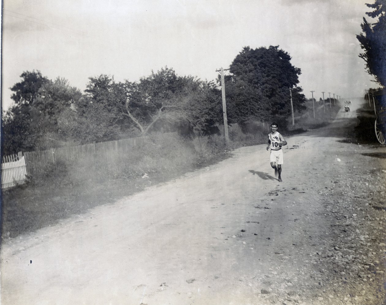 Sam Mellor del Mohawk Athletic Club che corre da solo lungo la strada sterrata nella maratona alle Olimpiadi del 1904 da Jessie Tarbox Beals