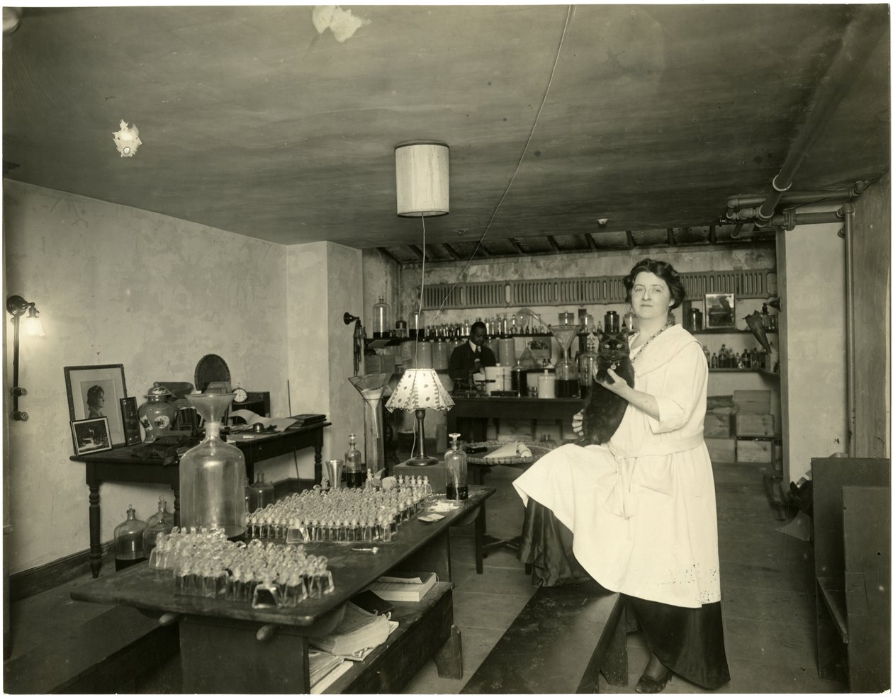 Ann Haviland, profumiera, c.1915-28 da Jessie Tarbox Beals