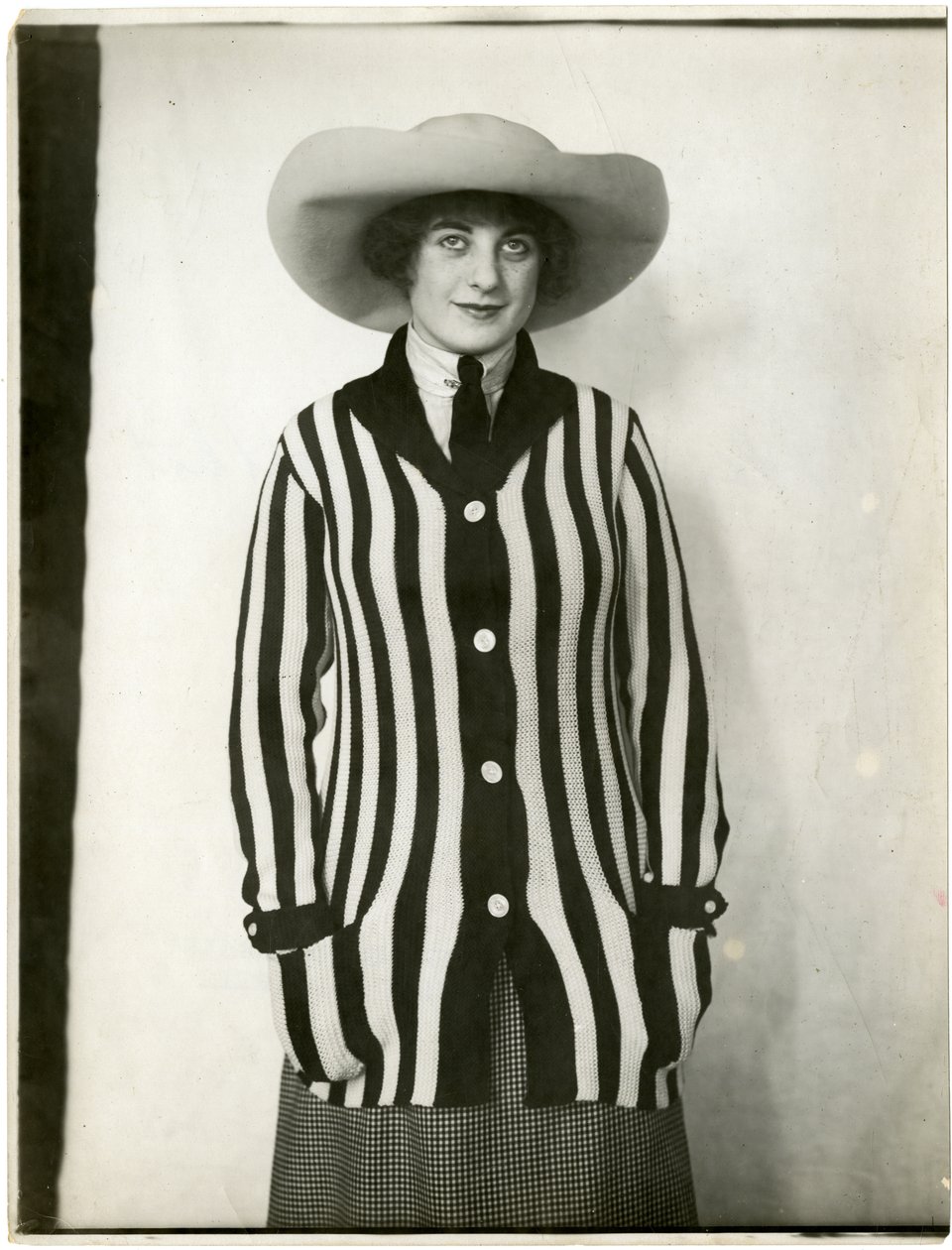 Maglione blazer e cappello di feltro, Forsythe, c.1905-18 da Jessie Tarbox Beals